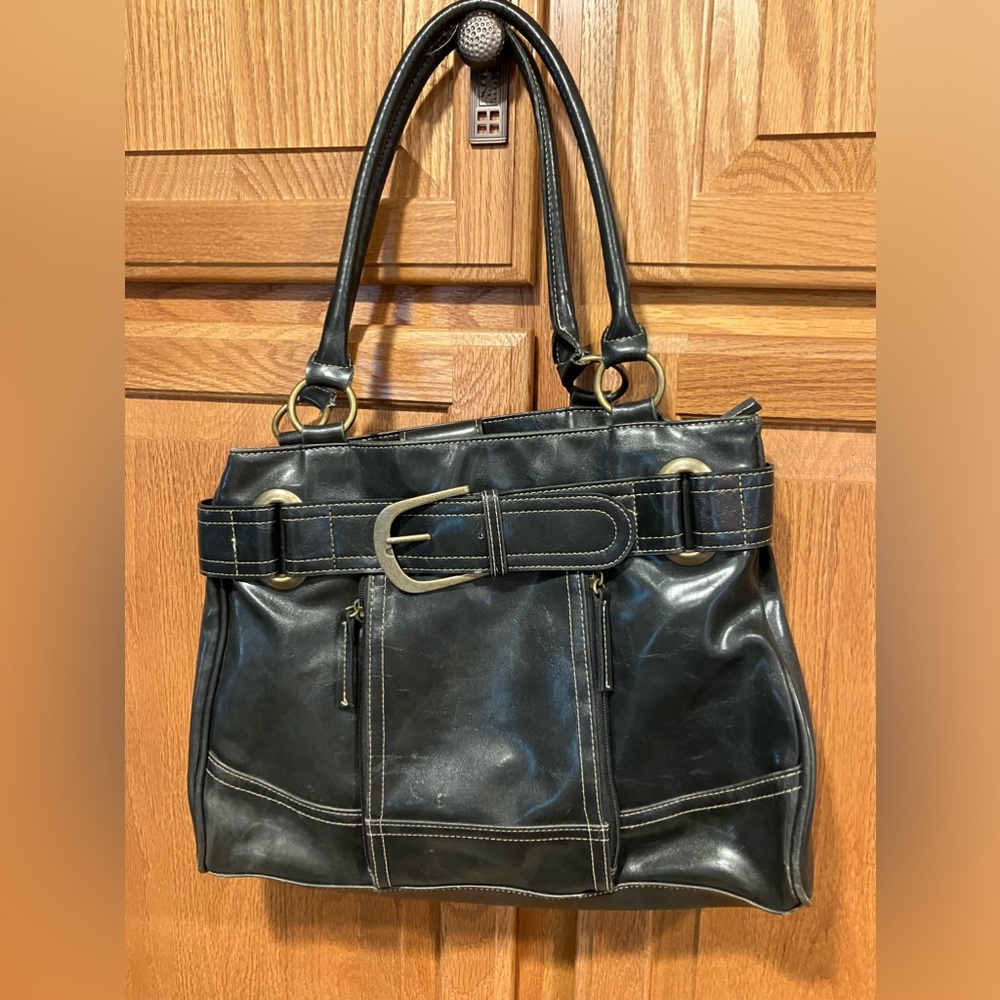 Barely used black shoulder bag.